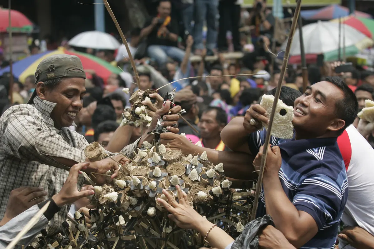 20151224-Tradisi Maulid Nabi, Ribuan Warga Berebut 6 Gunungan Sekaten-Solo