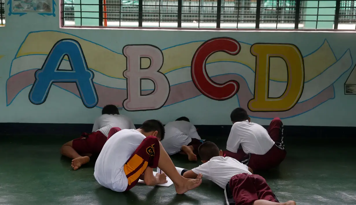 Sejumlah anak serius mengikuti kelas menggambar selama menjalani pemulihan di sebuah pusat rehabilitasi narkoba milik pemerintah di Taguig, Metro Manila, Filipina, (12/12). (REUTERS/Erik De Castro)