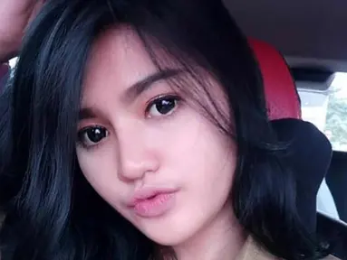 Oza Moza yang bernama asli Fuji Yanti berpose dengan seragam PNS di dalam mobil. Oza Moza berasal dari Karawang, Jawa Barat dan merupakan PNS yang bertugas di Dinas Pertanian Kehutanan Perkebunan dan Peternakan. (Instagram/@mozakitty95)