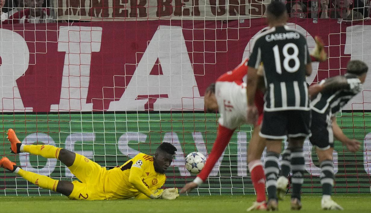 Kiper Manchester United, Andre Onana gagal menangkap bola hasil tendangan gelandang Bayern Munchen, Leroy Sane pada laga matchday pertama Grup A Liga Champions 2023/2024 di Allianz Arena, Munich, Kamis (21/9/2023) dini hari WIB. (AP Photo/Matthias Schrader)