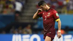 Cristiano Ronaldo hanya tertunduk setelah Jermaine Jones (AS) mampu menyamakan kedudukan di menit ke 64 saat kedua tim berlaga di penyisihan Piala Dunia 2014 Grup G di Stadion Amazonia, Brasil, (23/6/2014). (REUTERS/Dylan Martinez)
