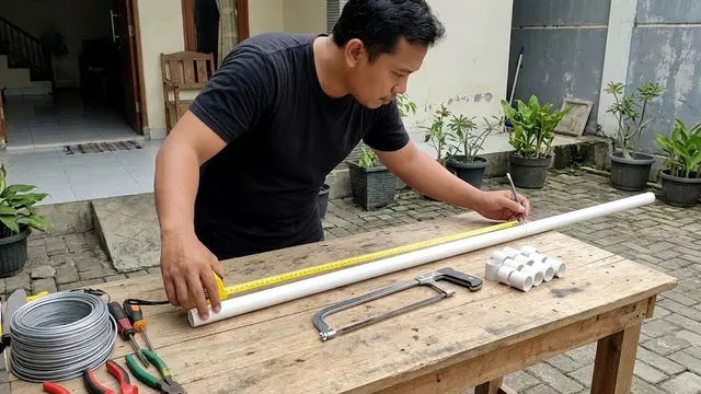 Trik Pasang Rangka Spasi 5 Cm pada Kebun Botol Vertikal