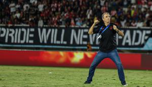 Pelatih Persis Solo, Milomir Seslija, saat merayakan kemenangan bersama para suporternya di Stadion Manahan, Solo. Sukses mengangkat performa Laskar Sambernyawa, Milo bicara soal masa depannya. (Bola.com/Radifa Arsa)