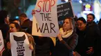 Aktivis sayap kiri Israel mengangkat plakat selama protes menentang perang Gaza di luar Kementerian Pertahanan di pusat kota Tel Aviv pada 27 Januari 2024. (AHMAD GHARABLI/AFP)