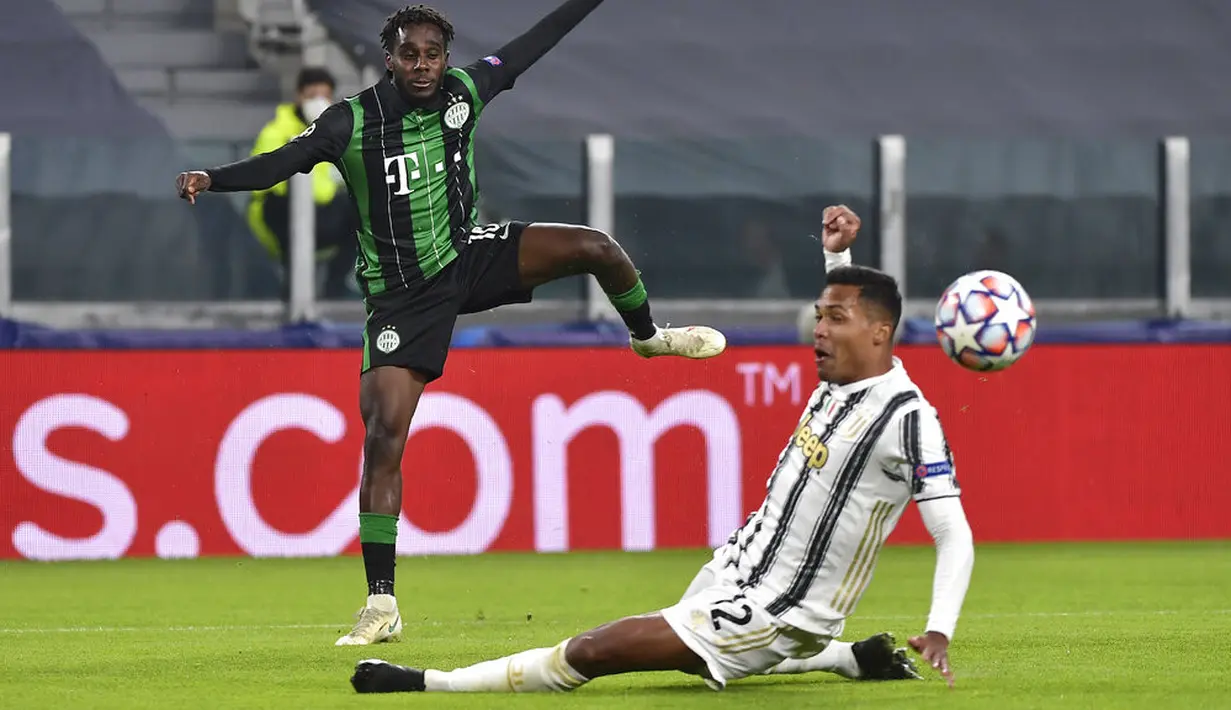 Pemain Ferencvaros Tokmac Nguen (kiri) menendang bola melewati pemain Juventus Alex Sandro pada pertandingan Grup G Liga Champions di Allianz Stadium, Turin, Italia, Selasa (24/11/2020). Juventus melaju ke 16 besar Liga Champions usai menekuk Ferencvaros 2-1. (Marco Alpozzi/LaPresse via AP)