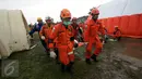 Tim gabungan Basarnas,TNI dan Polri mengikuti simulasi bencana alam gempa bumi di lapangan Jombor ,Sleman, Yogyakarta, (26/7). International Search and Rescue Advisory Group di ikuti oleh 24 negara dari asia pasifik.(Boy Harjanto)