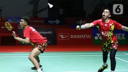 Pebulu tangkis ganda putra Indonesia, Fajar Alfian/Muhammad Rian Ardianto saat bertanding melawan Lee Yang/Wang Chi-Lin (China Taipei) pada Perempat Final Indonesia Masters 2022 di Istora Senayan, Jakarta, Jumat (10/6/2022). Fajar/Rian unggul 21-15, 21-18. (Liputan6.com/Helmi Fithriansyah)