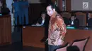 Terdakwa korupsi proyek e-KTP, Setya Novanto bersiap mengikuti sidang pembacaan putusan di Pengadilan Tipikor, Jakarta, Selasa (24/4). Sebelumnya, Setya Novanto dituntut 16 tahun penjara dan denda satu milyar rupiah. (Liputan6.com/Helmi Fithriansyah)
