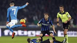 Gelandang Napoli, Jose Callejon (kiri) mengontrol bola dari kawalan gelandang Inter Milan, Marcelo Brozović (bawah) pada lanjutan Liga Serie A di  San Paolo, Naples, Italia (30/11). Napoli menang atas Inter Milan dengan skorg 2-1. (REUTERS/Ciro De Luca)