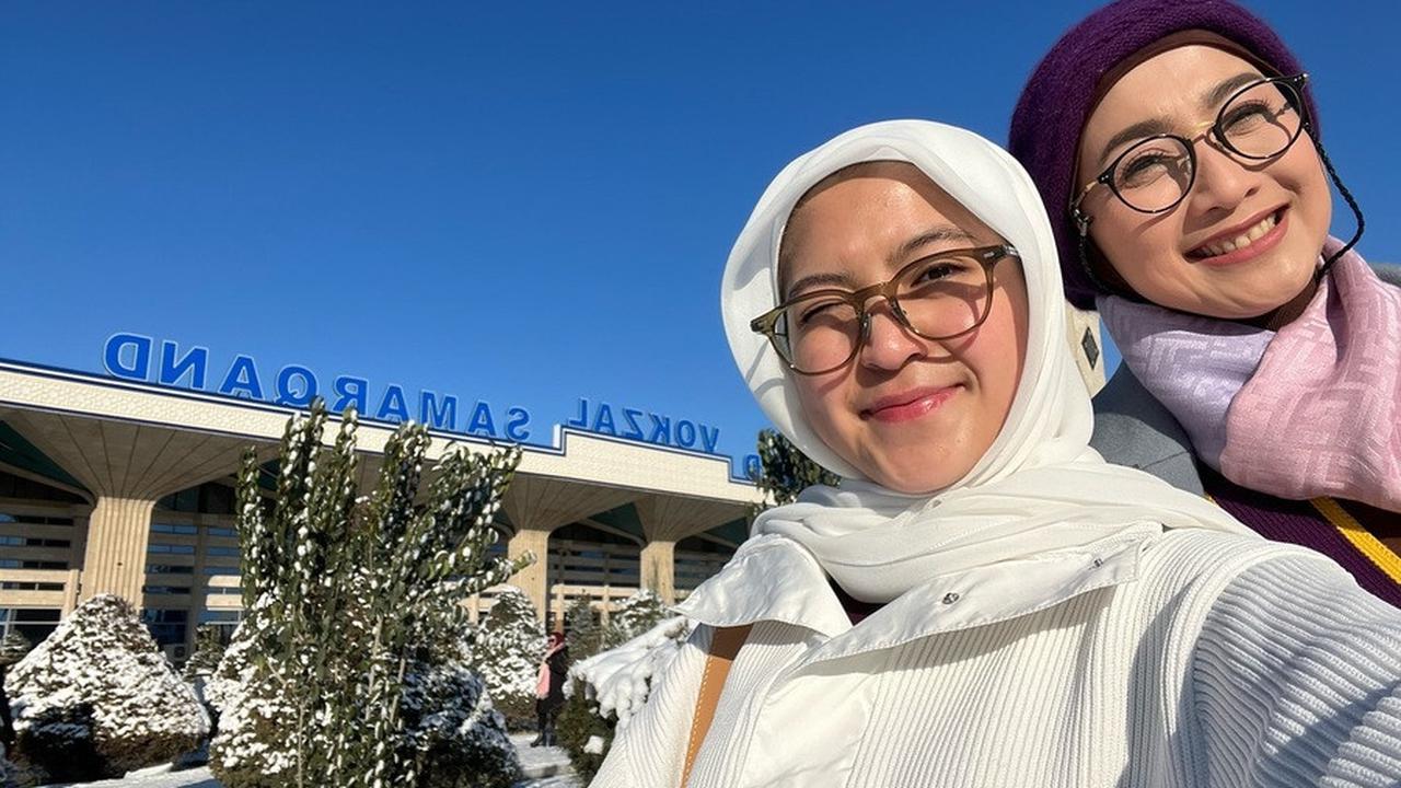 8 Potret Desy Ratnasari dan Nasywa Nathania Hamzah Nikmati Liburan Bersalju di Uzbekistan, Kompak dengan Sang Putri Tercinta Meski Sulit Diajak Foto Bersama