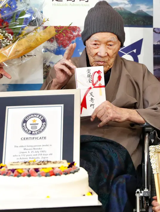 Masazo Nonaka dari Jepang (kanan) menerima sertifikat Guinness World Records sebagai pria tertua di dunia, di pulau Hokkaido, Selasa (10/4). Masazo Nonaka menerima sertifikat dalam sebuah upacara di rumahnya sendiri. (Masanori Takei/Kyodo News via AP)