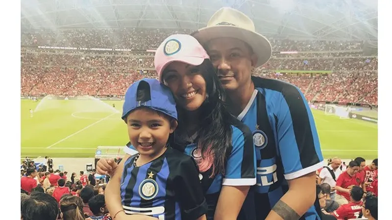 6 Potret Keseruan Sharena dan Ryan Delon Saat Saksikan Inter Milan di Singapura