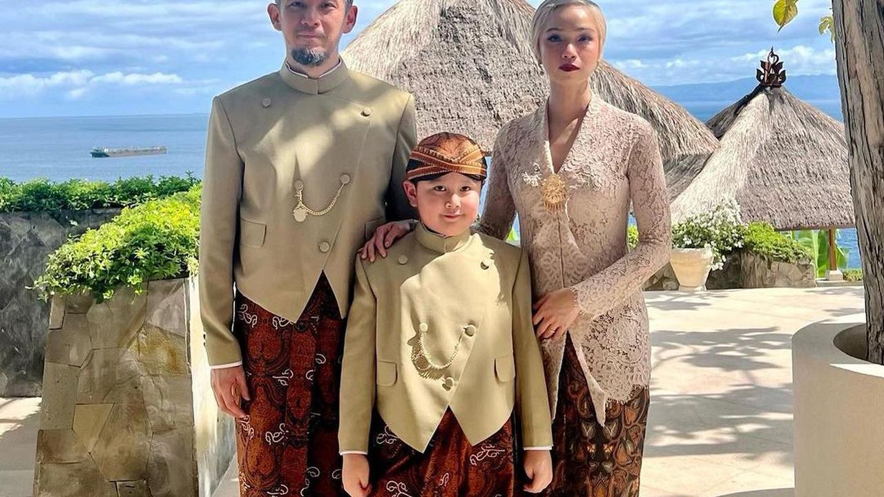 Foto Mengenakan Pakaian Jawa<br>