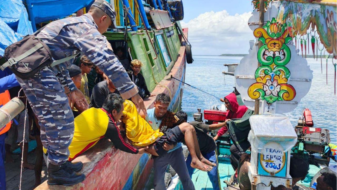 FOTO: Kapal KM Anugrah Indah-18 Terbakar di Laut Sumbawa, TNI AL Evakuasi 25 ABK