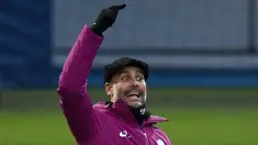 Pemain Manchester City melakukan pemanasan saat latihan jelang menghadapi Feyenoord di Liga Champions  di Manchester, Inggris (20/11). Di pertandingan ini Manchester City kehilangan bek tangguhnya John Stone yang mengalami cedera. (AFP Photo/Oli Scarff)