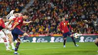 Robin Le Normand dari Spanyol mencetak gol pertama timnya pada pertandingan sepak bola kualifikasi grup A Euro 2024 antara Spanyol dan Georgia di Stadion Jose Zorrilla di Valladolid, Spanyol, Minggu, 19 November 2023. (AP Photo/Manu Fernandez)