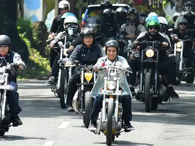 Presiden Joko Widodo atau Jokowi mengendarai motor Chopper saat blusukan di Sukabumi, Jawa Barat, Minggu (8/4). Blusukan ini dalam rangka melakukan agenda kerja di Sukabumi. (Liputan6.com/Pool/Biro Pers Setpres)
