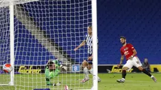 Pemain Manchester United Bruno Fernandes (kanan) mencetak gol ke gawang Brighton pada pertandingan Premier League di Stadion AMEX, Brighton, Inggris, Selasa (30/6/2020). Manchester United menang 3-0 dengan dua gol dicetak Bruno Fernandes. (AP Photo/Alastair Grant, Pool)