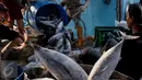 Aktivitas bongkar muat ikan di Pelabuhan Muara Baru, Jakarta, Selasa (22/9/2015). Nelayan mengeluh mahalnya BBM dan Peraturan Menteri No. 2/2015 tentang larangan penggunaan pukat hela dan pukat tarik membuat nelayan merugi. (Liputan6.com/Angga Yuniar) 