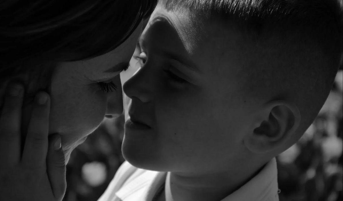 "Kita semua ingin merasa dicintai, karena itu adalah salah satu kebutuhan manusia yang paling mendasar," kata Laura Froyen, seorang konsultan parenting.