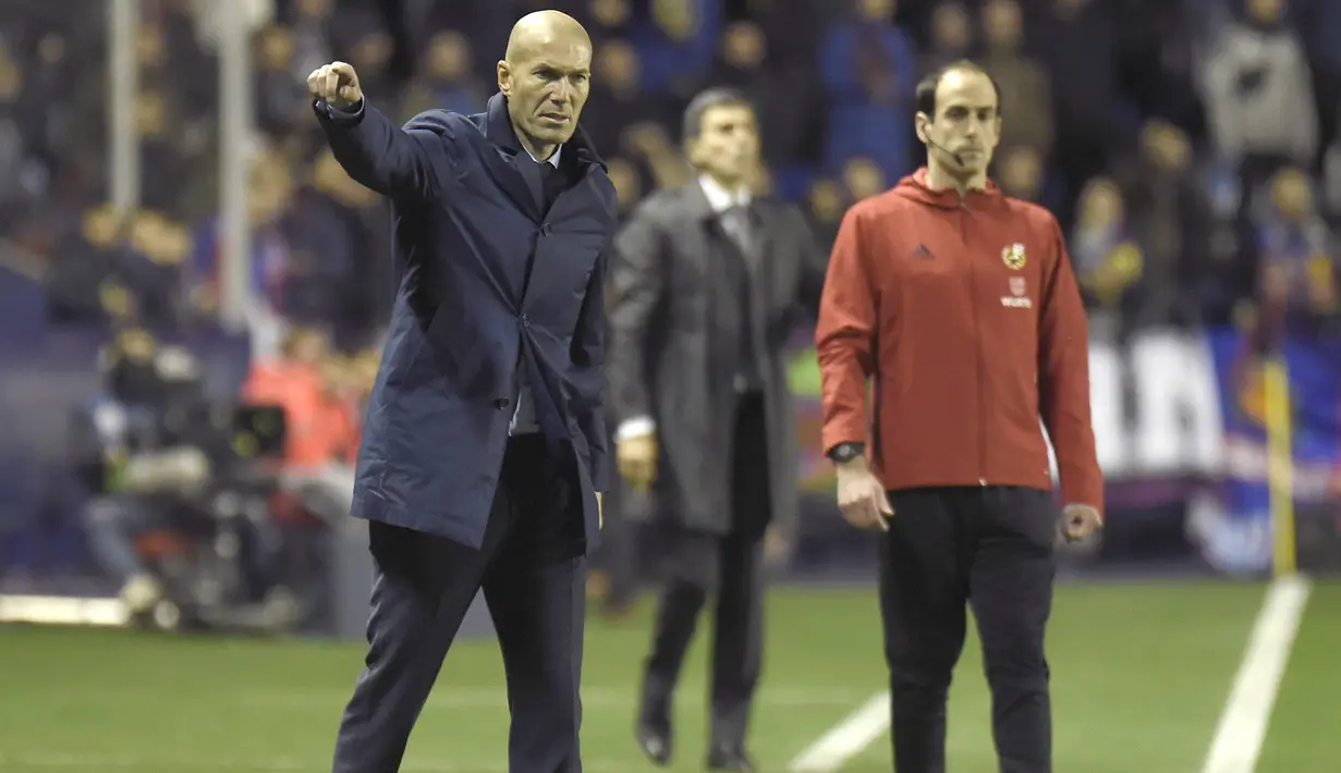 Pelatih Real Madrid, Zinedine Zidane memberikan arahan kepada anak ashnya saat melawan Levante UD pada laga La Liga Santander di Ciutat de Valencia stadium, Valencia, Spanyol, (3/2/2018). Real Madrid bermain imbang 2-2. (AFP/Jose Jordan)
