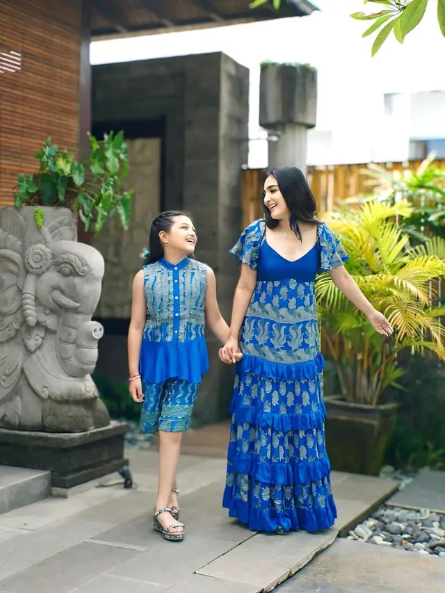 Gaya Seragam Biru Bermotif Keluarga Ashanty