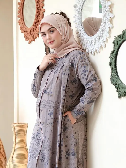 Sebentar lagi akan dikaruniai anak kedua, doa untuk kesehatan Vebby Palwinta dan calon buah hatinya pun ramai dibubuhkan di kolom komentar unggahan Vebby Palwinta. Istri Razi Bawazier disebut makin cantik, netizen sebut jika anak kedua bintang film Cahaya Cinta Pesantren ini adalah perempuan. Netizen pun banyak yang tak sabar menanti kelahiran anak kedua Vebby. (Liputan6.com/IG/@vebbypalwinta)