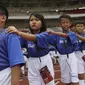 Nikita (kedua dari kiri), senang bisa bertemu pemain berwajah tampan saat menjadi player escort di pertandingan Piala AFC 2019 antara Persija Jakarta kontra Ceres-Negros di Stadion Utama Gelora Bung Karno, Senayan, Jakarta, Selasa (23/4/2019). (Bola.com/Vitalis Yogi Trisna)