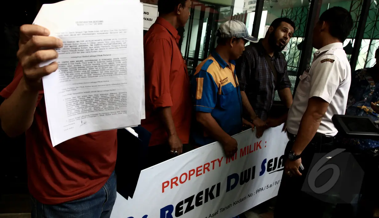 PT Cakra Asia Agung melarang PT Rezeki Dwi Sejati memasang palng di area Mall Jatinegara Xtaiment, Jakarta, Senin (13/4/2015). (Liputan6.com/Johan Tallo) 