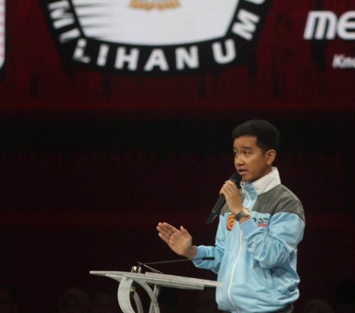 "Saya enggak tahu ya, Pak Tom Lembong, dan timsesnya sering enggak diskusi dengan cawapresnya, masa cawapresnya enggak paham, aneh loh," ujar Gibran.