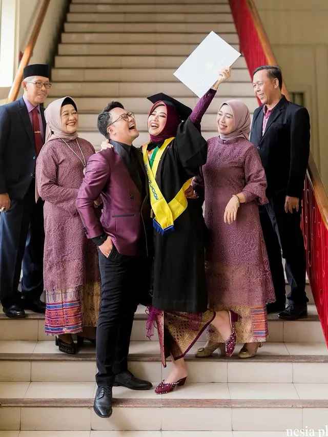 Potret Hemas Nura bersama Danang Pradana dan keluarga (Sumber: Instagram/@hemasnura)