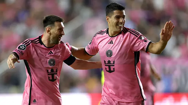 Pemain Inter Miami, Lionel Messi (kiri) merayakan gol yang dicetak oleh Luis Suarez pada laga leg kedua 16 besar Concacaf Champions Cup melawan Nashville di Chase Stadium, Fort Lauderdale, Florida, Kamis (14/03/2024) WIB. (AFP/Getty Images/Brennan Asplen)