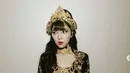 Kali ini Isyana juga tampak mengenakan kebaya dengan detail emas, Gaya etnik berpadu gothic hadirkan kesmepurnaan yang sesungguhnya. [Foto: Instagram/ Isyana Sarasvati ]