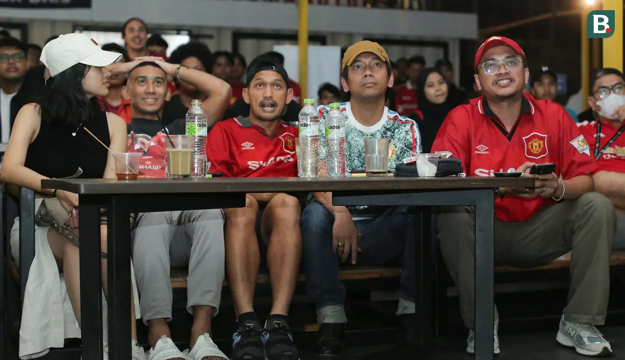Ibnu Jamil (tengah), Rian d'Masiv (kedua kanan), dan Mario Delano saat Roaring Night Liga Inggris antara Manchester City melawan Manchester United di Picth 98, Kemang, Jakarta, Minggu (03/03/2024) malam WIB. (Bola.com/Abdul Aziz)
