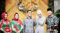 Aktris Shinta Bachir bersama anggota DPRD Sidrap, Idham Masse memperlihatkan cincin saat acara lamaran di Jakarta, Sabtu (8/9). Sekedar diketahui, Shinta Bachir berstatus janda dengan satu anak, setelah diceraikan Edi Suyitno. (Liputan6.com/Faizal Fanani)
