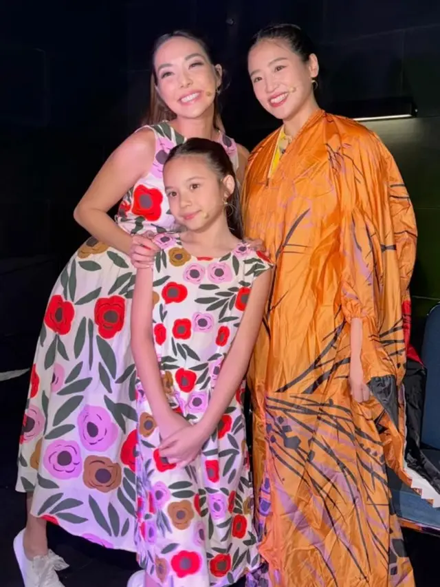 6 Potret Adu Gaya Kembar Ibu Anak Ayu Ting Ting-Bilqis dan Gisella Anastasia-Gempi Tampil di Acara yang Sama