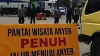 Polisi menutup dan memutar balikkan kendaraan yang menuju Pantai Anyer Banten. Penutupan dilakukan sejak Senin siang, 24 April 2023, pukul 12.00 Wib. (Yandhi Deslatama/Liputan6.com)