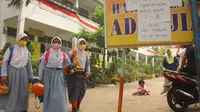 Pengumuman libur sekolah di salah satu sekolahan di Pekanbaru (Liputan6.com/M Syukur)