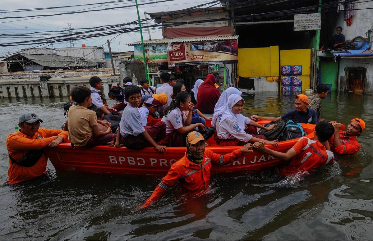 Banjir rob di Muara Angke