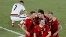 Para pemain timnas Belgia merayakan kemenangan saat penyerang Portugal Cristiano Ronaldo (7) bereaksi babak 16 besar Euro 2020 di Estadio La Cartuja, Sevilla, Spanyol, Senin (28/6/2021) dini hari WIB. Belgia mendepak juara bertahan Portugal berkat kemenangan 1-0. (Jose Manuel Vidal/Pool via AP)