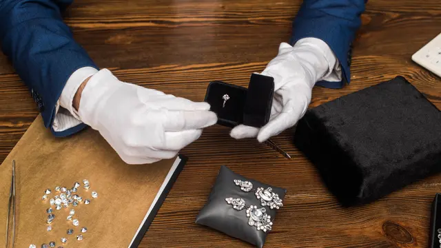 wanita juni perhiasan