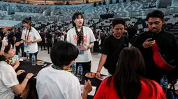 Pemain Red Sparks, Yeum Hye-seon ikut mengantre tanda tangan saat acara fans signing Fun Volleyball 2024 di Indonesia Arena, Senayan, Jakarta, Sabtu (20/04/2024). (Bola.com/Bagaskara Lazuardi)