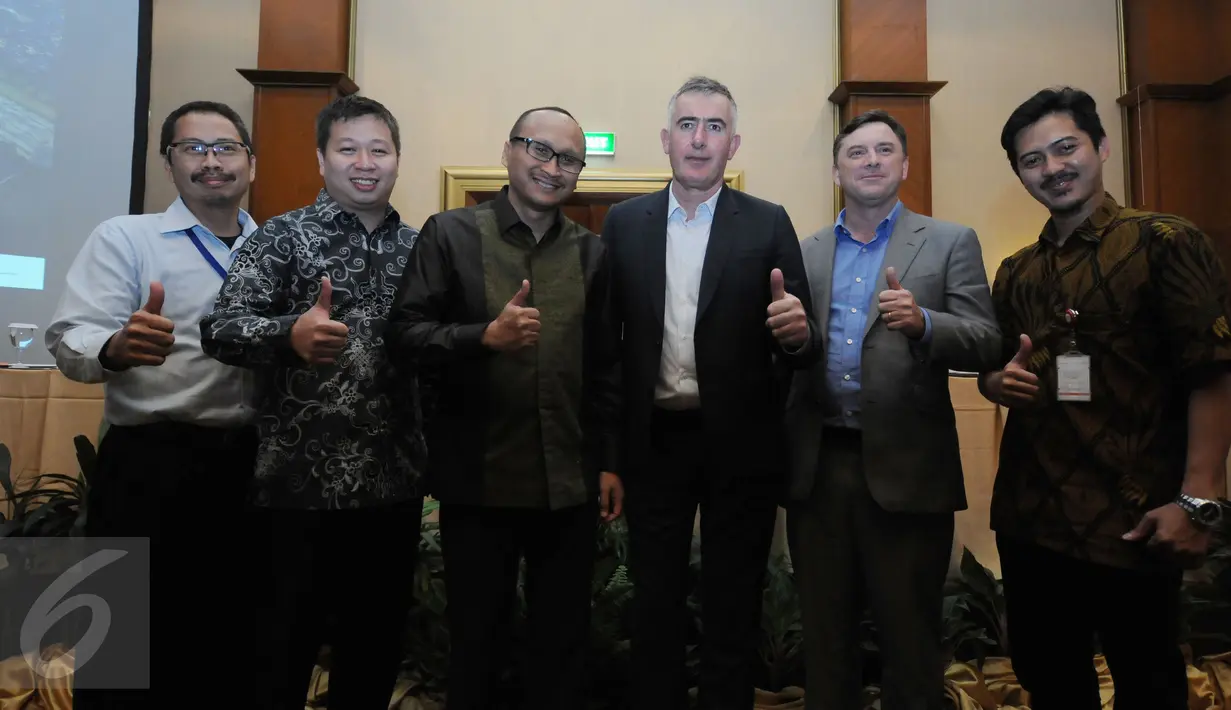 Presdir PT Jakarta Propertindo, Satya Heraghandi (ketiga kiri) berfoto bersama Director ES Global, Olly Watts usai presentasi rancang konsep desain Stadion Balap Sepeda Velodrome Rawamangun di Jakarta, Rabu (25/5/2016). (Liputan6.com/Helmi Fithriansyah)