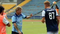 Pelatih Persela, Stefan Hansson (kedua kiri) memberi arahan saat latihan di Stadion GBK Jakarta, Kamis (12/5/2016). Persija menjamu Persela pada lanjutan Torabika Soccer Championship presented by IM3 Ooredoo, (13/5). (Liputan6.com/Helmi Fithriansyah)