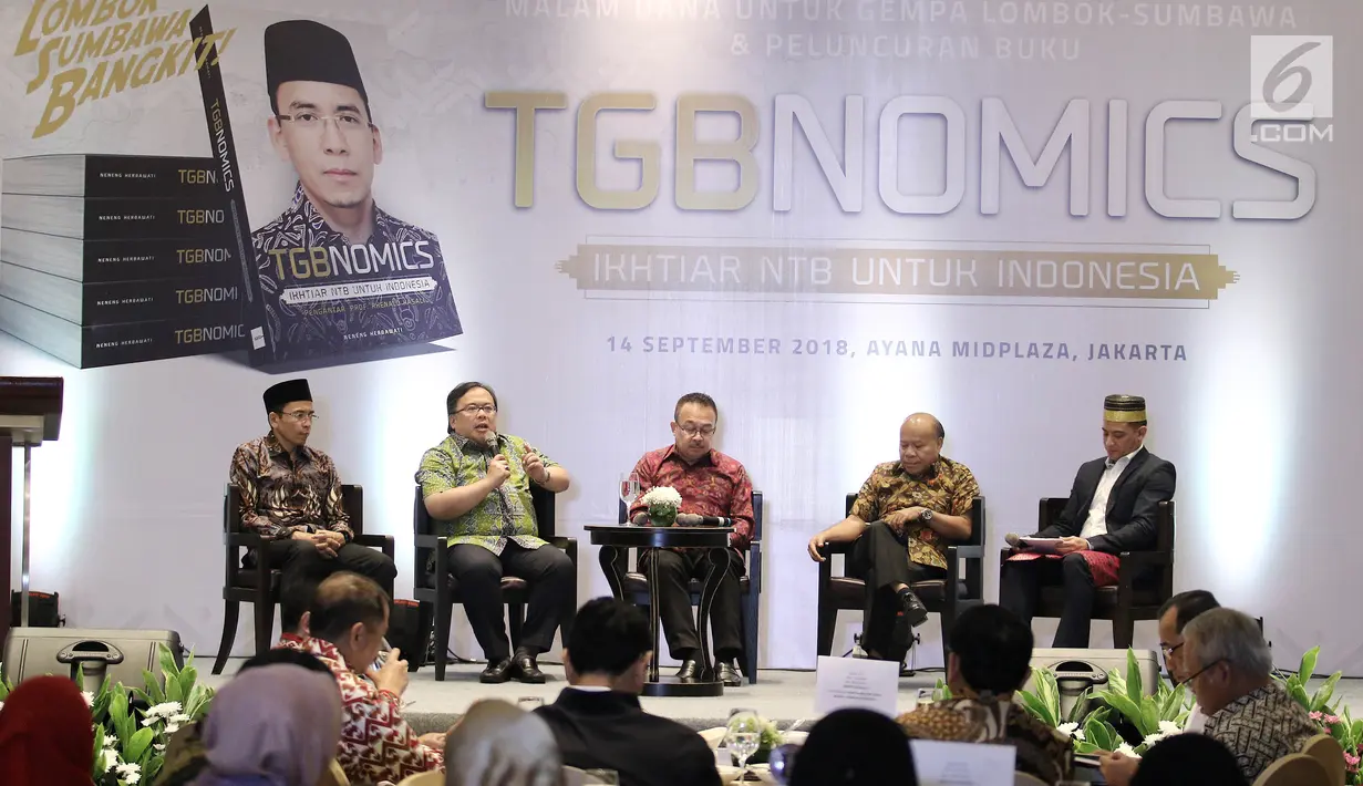 Menteri PPN/ Bappenas Bambang Brodjonegoro (kedua kiri) memberi sambutan pada acara penggalangan dana untuk Lombok-Sumbawa dan peluncuran buku TGBNomics di Jakarta, Jumat (14/9). (Liputan6.com/Herman Zakharia)
