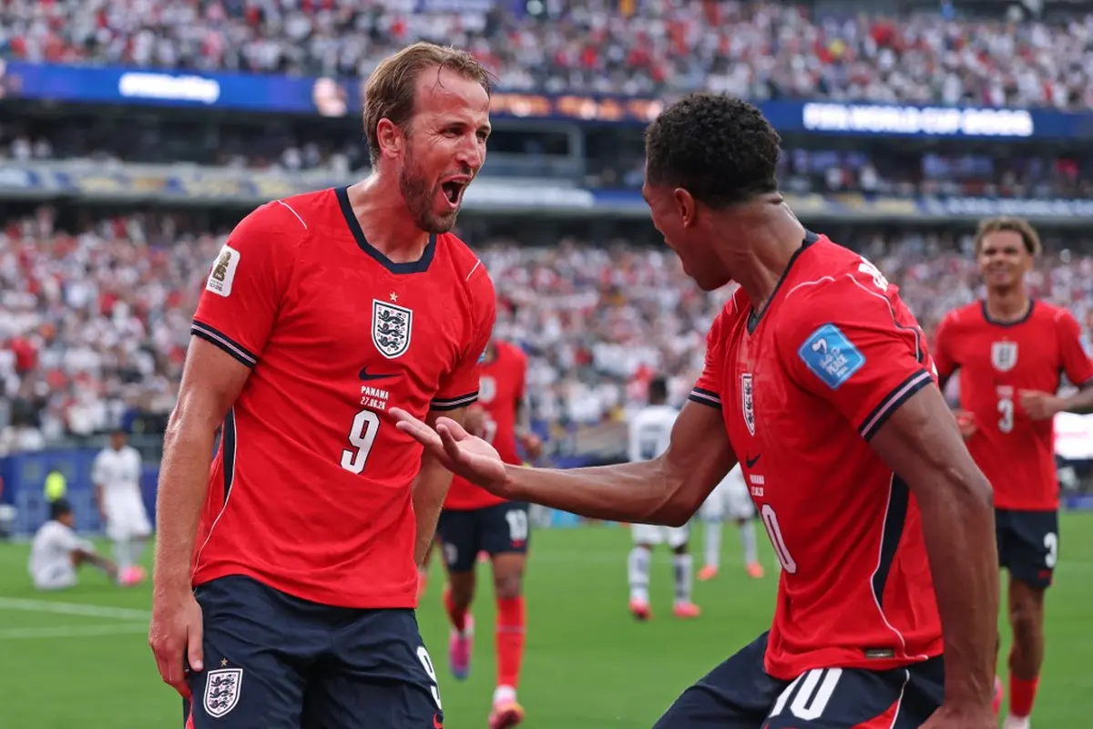 Harry Kane merayakan gol kedua Timnas Inggris bersama Jude Bellingham