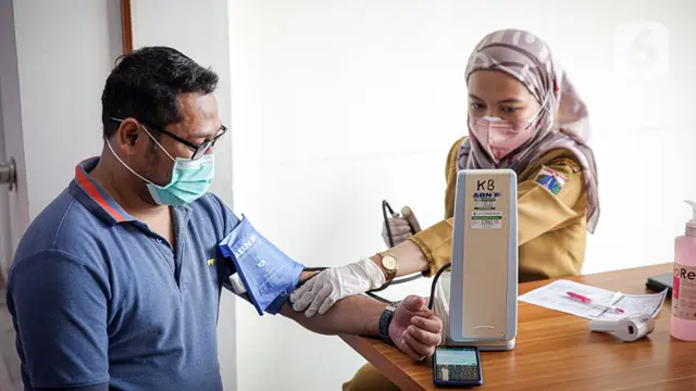 FOTO: Vaksin COVID-19 Pfizer Mulai Disuntikkan kepada Warga
