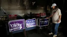 Evelyn Poole-Kober mengamati kerusakan yang disebabkan serangan bom tangan di Kantor Partai Republik di North Carolina, AS, Senin (17/10). Kondisi bagian dalam kantor partai yang menaung capres Donald Trump itu hangus terbakar. (REUTERS/Chris Keane)