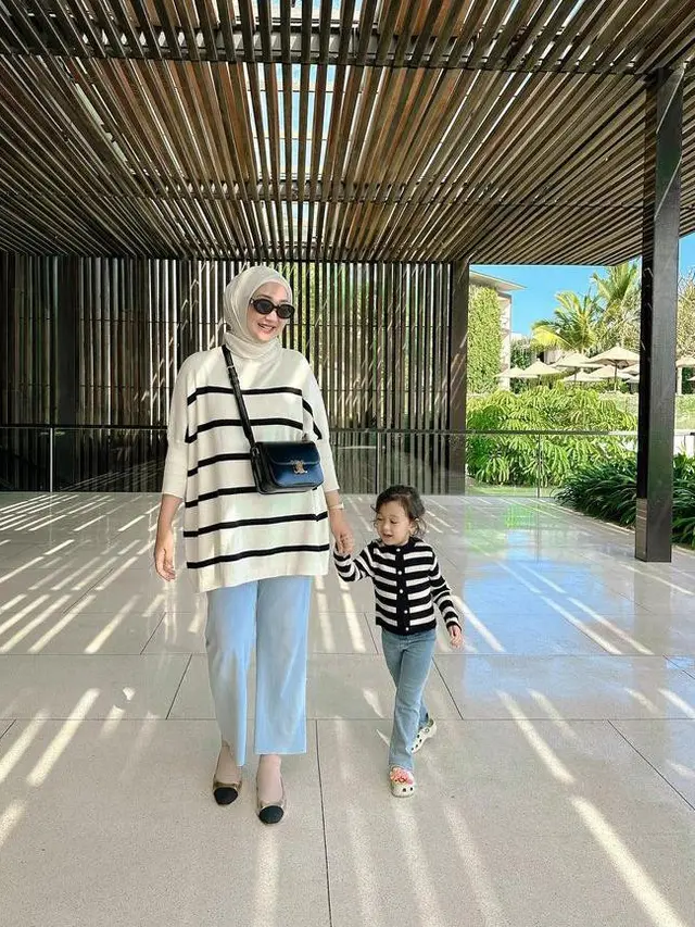 Paduan Sweater Rajut dan Jeans Dian Pelangi