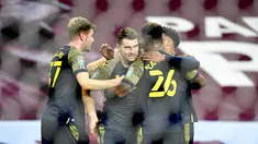Pemain Stoke City Sam Vokes (tengah) melakukan selebrasi usai mencetak gol ke gawang Aston Villa pada pertandingan putaran keempat Piala Liga di Stadion Villa Park, Birmingham, Inggris, Kamis (1/10/2020). Stoke City mengalahkan Aston Villa 1-0. (Peter Powell/Pool via AP)